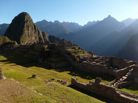 Bem cedo, explorando uma ainda vazia Machu Picchu, no Peru
